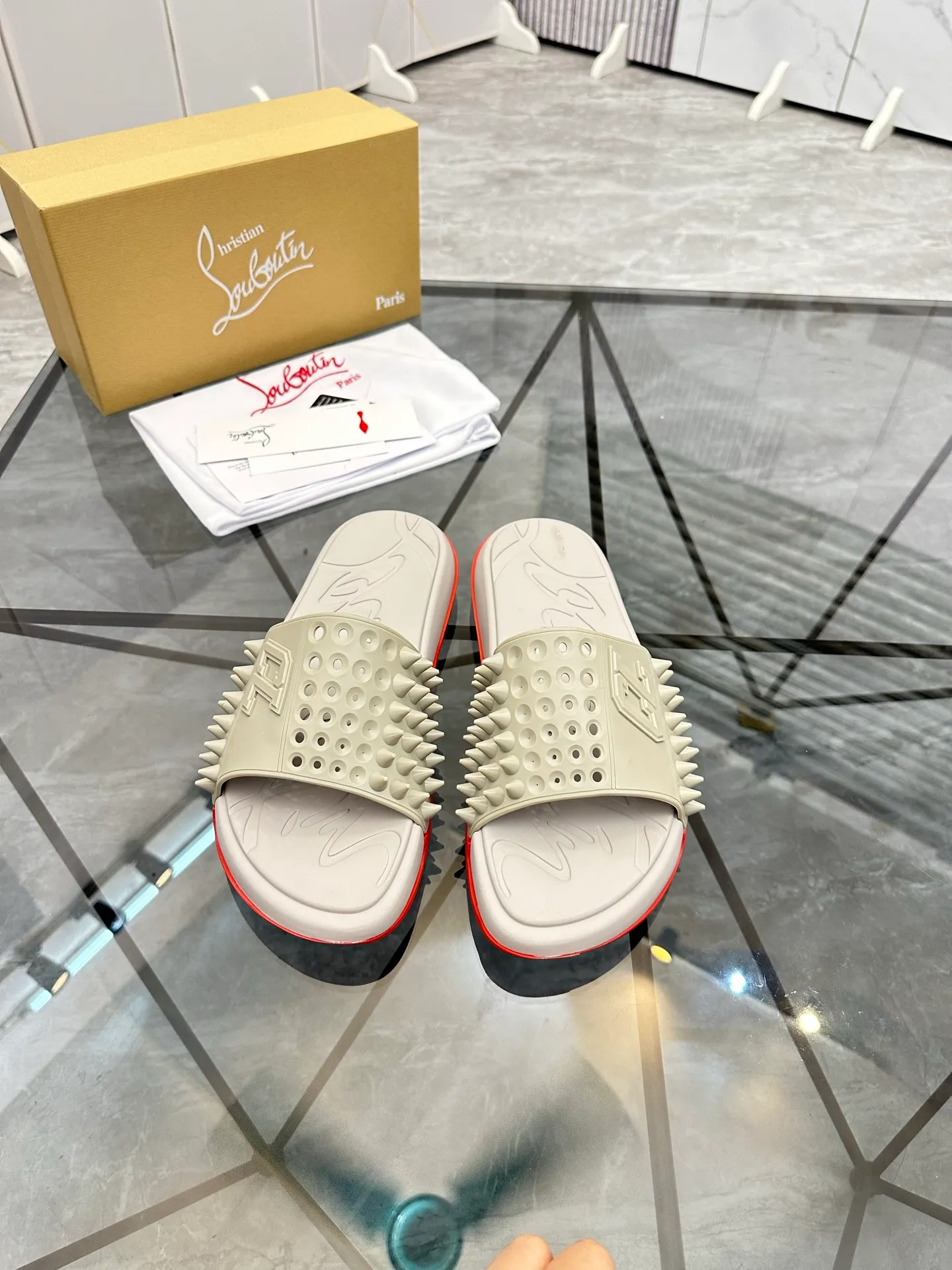 Men's shoes: 💰P300¥ Product trademark: CL red-soled shoes* "CL*" slippers Regular size: 38-44 (men's 45.46 can be customized) Product materials: imported cowhide upper, professional 5D craftsmanship, high-end rivets, sheepskin lining, original outsole. Number: 789